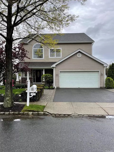 7 Amberson Pl, Melville, NY 11747