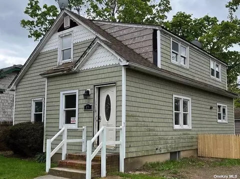136 N Penataquit Ave, Bay Shore, NY 11706