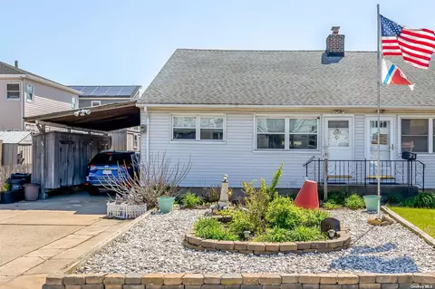 61 Suffolk Rd, Island Park, NY 11558