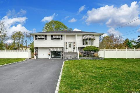 22 President St, Oakdale, NY 11769