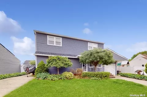 2128 Dogwood Ln, Westbury, NY 11590