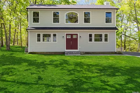 8 Charles St, Yaphank, NY 11980