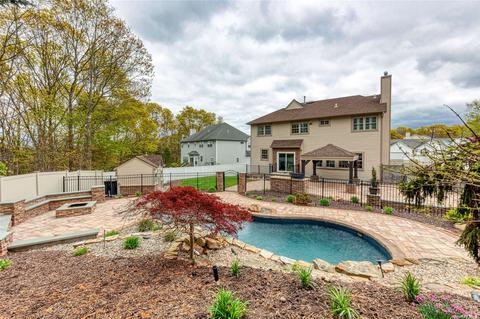 12 Beechwood Dr, Manorville, NY 11949