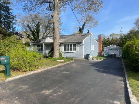 189 Old Neck Rd, Center Moriches, NY 11934