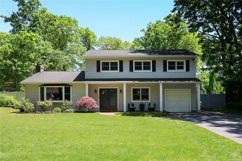 66 River Heights Dr, Smithtown, NY 11787