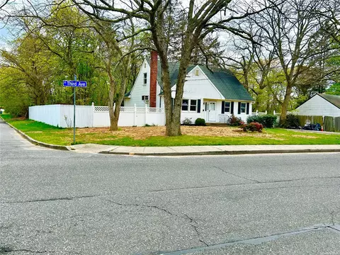 1439 E 3rd Ave, Bay Shore, NY 11706