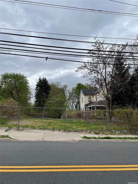 86 Steamboat Rd, Great Neck, NY 11024