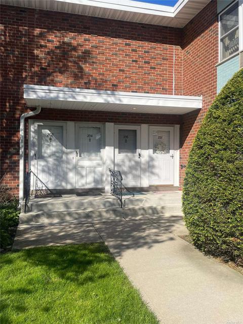 208 Farber Dr #208, West Babylon, NY 11704
