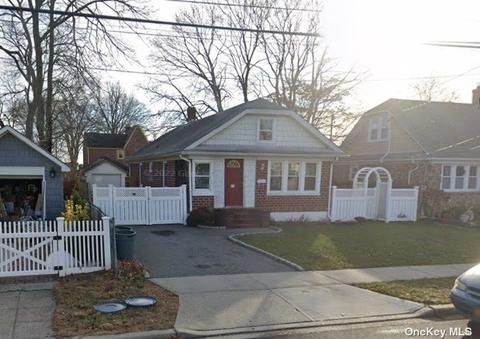 73 Duane St, Farmingdale, NY 11735