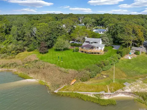 44 E Tiana Rd, Hampton Bays, NY 11946