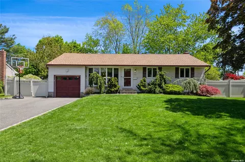 33 Bluegrass Ln, Commack, NY 11725