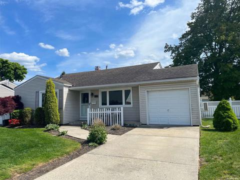 112 Washington St, Farmingdale, NY 11735