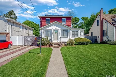 125 Garden St, Copiague, NY 11726