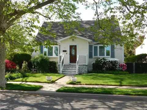 42 Hollywood Ave, Lynbrook, NY 11563