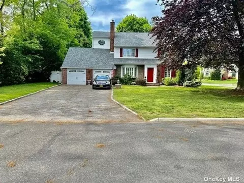2 Monfort Pl, Syosset, NY 11791