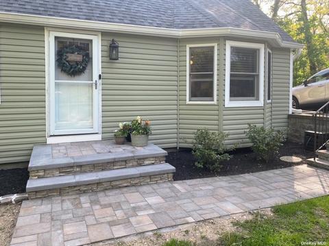 49 Highland Rd, Rocky Point, NY 11778