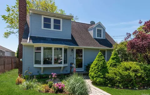 14 Foxcroft Rd, Albertson, NY 11507