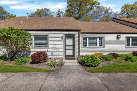 606 Lake Ct, Middle Island, NY 11953