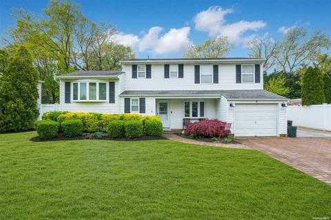 8 Hawk Dr, Selden, NY 11784