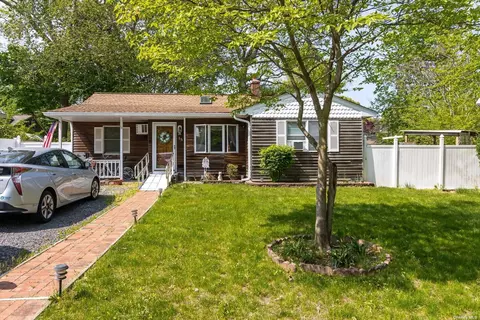 15 Woodland St, Ronkonkoma, NY 11779