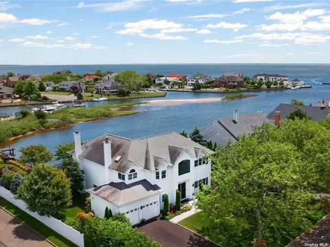 149 Pace Dr, West Islip, NY 11795
