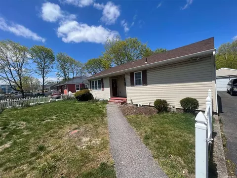 17 Claremont Ave, Bay Shore, NY 11706