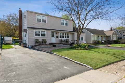 1038 Barrie Ave, Wantagh, NY 11793