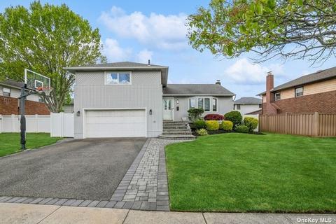11 Stauber Dr, Plainview, NY 11803