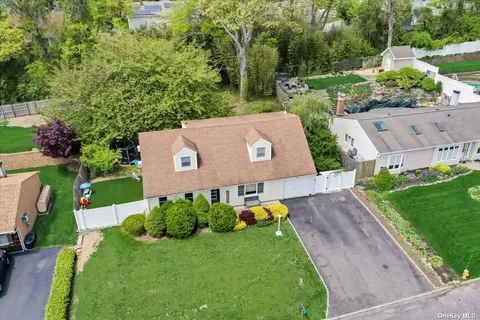 95 Rosemont Ave, Farmingville, NY 11738