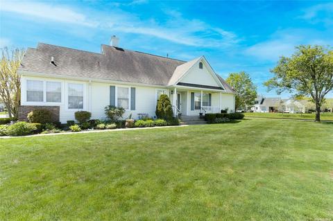 801 Constance Ln #801, Port Jefferson Station, NY 11776