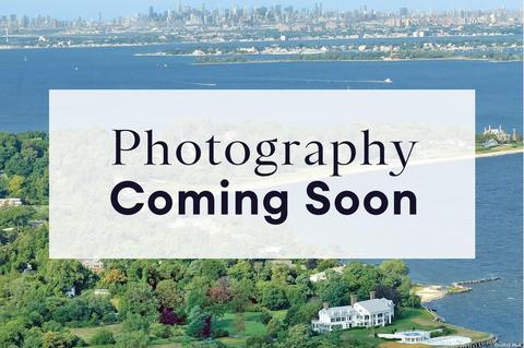 76 Robby Ln, Manhasset Hills, NY 11040