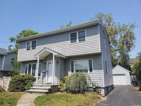 15 Satinwood Rd, Bayville, NY 11709