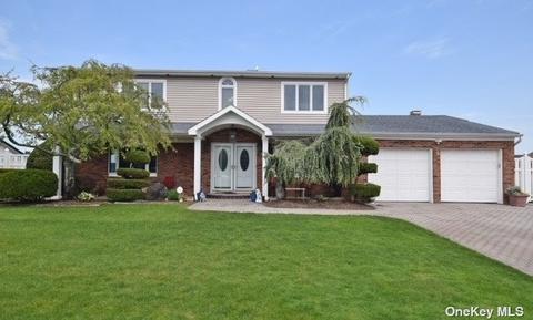 9 Harbor Ct, Copiague, NY 11726