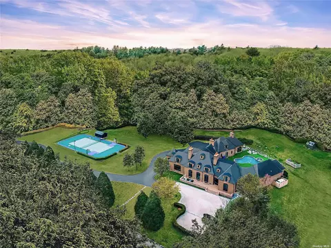 4 Thorne Ln, Matinecock, NY 11560