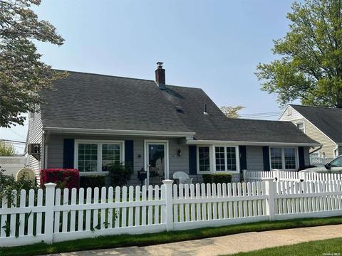 24 Hickory Ln, Levittown, NY 11756