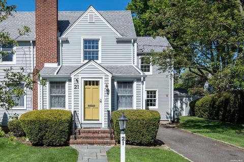 21 Dover Pkwy, Stewart Manor, NY 11530