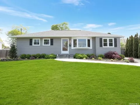 7 Bartley Ln, West Sayville, NY 11796