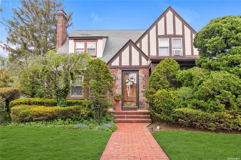 19 Linden St, Rockville Centre, NY 11570