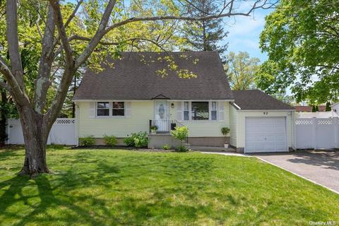 92 Kobb Blvd, West Islip, NY 11795