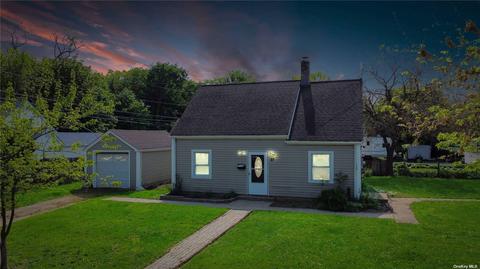 27 Clover Ln, Westbury, NY 11590