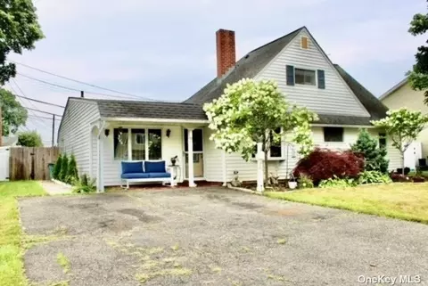 23 Dome Ln, Wantagh, NY 11793