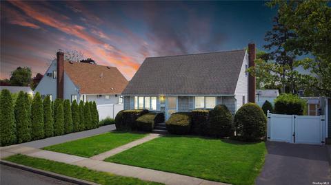 81 Cliff Dr, Hicksville, NY 11801