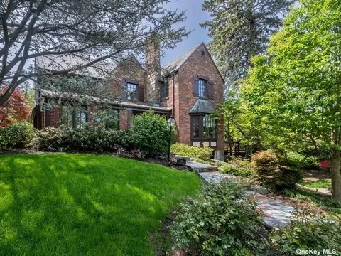 66 Andrew Rd, Manhasset, NY 11030