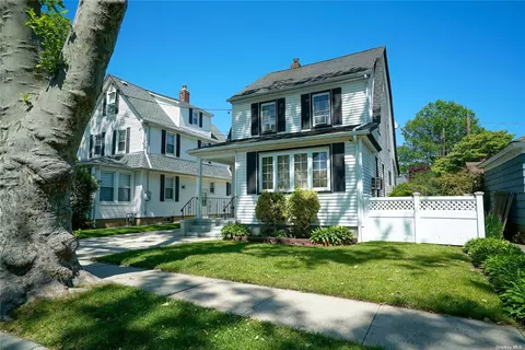52 Violet Ave, Mineola, NY 11501