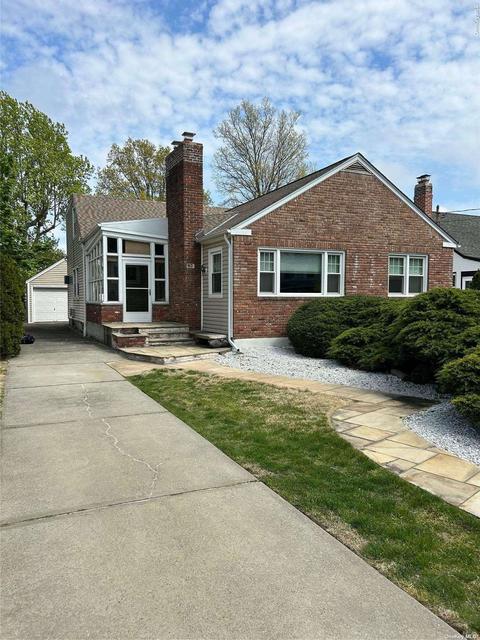 65 Park Ave, Freeport, NY 11520