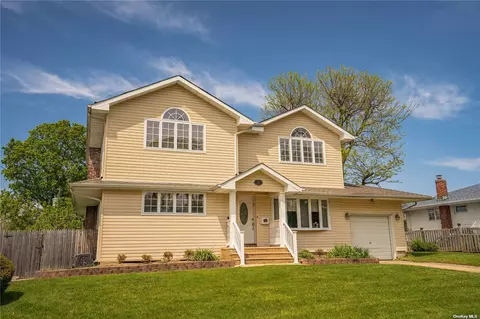 11 Regina Dr, Commack, NY 11725