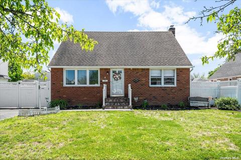 4 Laurie Dr, Farmingdale, NY 11735