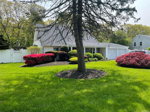15 Wintergreen Dr, Coram, NY 11727