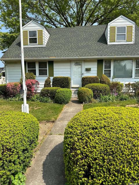 53 Fordham Ave, Hicksville, NY 11801