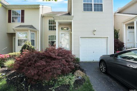 19 Cranberry Cir #19, Medford, NY 11763